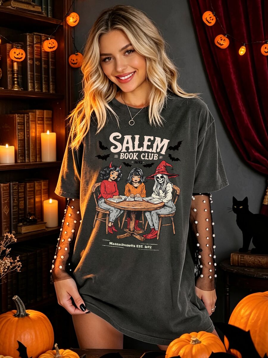DrmWander 女款 Salem Book Club 圖案圓領短袖 T 恤,復古女巫骷髏蝙蝠印花落肩寬鬆休閒上衣,萬聖節復古 Y2K 風格 - 深灰色 - 查看 1