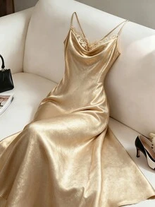 GlowEve CURVE Elegantes Damen-Cami-Kleid in Große Größen aus glänzendem Stoff mit Spitzen-Patchwork-Design, Wasserfall-Ausschnitt, für Hochzeit, Brunch, formelle Cocktailparty, Weiß, zartes Gelb, Sommer - Gold - Übersicht 8
