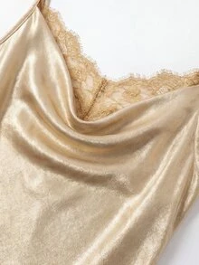 GlowEve CURVE Elegantes Damen-Cami-Kleid in Große Größen aus glänzendem Stoff mit Spitzen-Patchwork-Design, Wasserfall-Ausschnitt, für Hochzeit, Brunch, formelle Cocktailparty, Weiß, zartes Gelb, Sommer - Gold - Übersicht 7