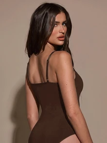 SHEIN BAE 女款性感可調節細肩帶純色緊身抹胸連身衣，適合日常穿著、派對、戶外活動、通勤、街頭風、度假 - 咖啡棕 - 查看 2