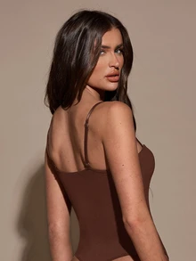 SHEIN BAE 女款純色性感時尚細肩帶連身內衣，巧克力棕色，適合夏日夜生活 - 棕色 - 查看 3