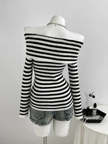 Elamini Sweater Off-Shoulder Bergaris Kancing Gaya Jalanan Korea untuk Wanita - Hitam dan Putih - View 2