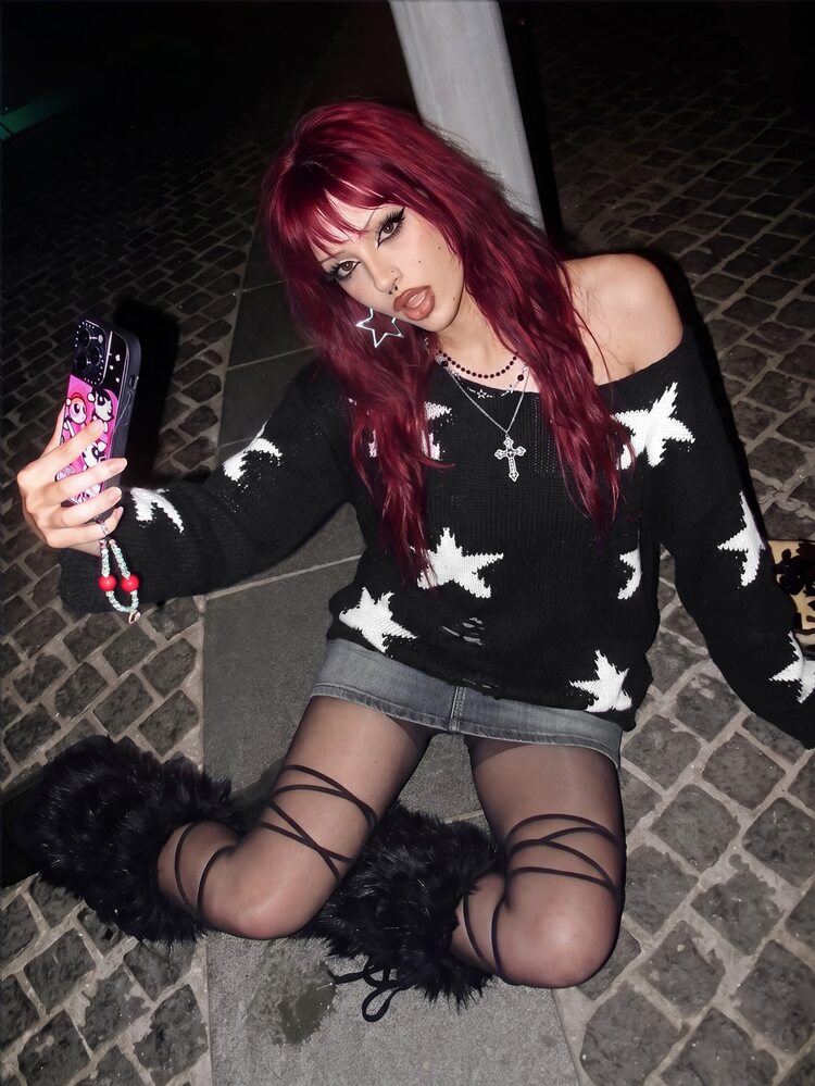 StreetHx 女款秋冬慵懶街頭風 Grunge Goth 破舊設計星星圖案不對稱肩領套頭毛衣，萬聖節之夜黑白配色 - 彩色 - 查看 4