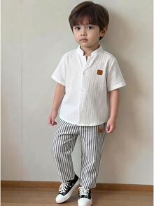 SHEIN 男孩春夏簡約時尚百搭休閒襯衫套裝，柔軟親膚白色紋理立領短袖鈕扣上衣搭配灰色與白色直條紋長褲，2件套適合日常上學、戶外出遊、家庭聚會，舒適時尚 - 彩色 - 查看 3