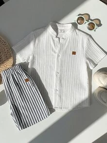 SHEIN 男孩春夏簡約時尚百搭休閒襯衫套裝，柔軟親膚白色紋理立領短袖鈕扣上衣搭配灰色與白色直條紋長褲，2件套適合日常上學、戶外出遊、家庭聚會，舒適時尚 - 彩色 - 查看 7