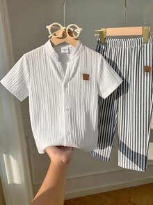 SHEIN 男孩春夏簡約時尚百搭休閒襯衫套裝，柔軟親膚白色紋理立領短袖鈕扣上衣搭配灰色與白色直條紋長褲，2件套適合日常上學、戶外出遊、家庭聚會，舒適時尚 - 彩色 - 查看 2