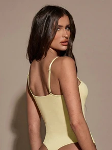 SHEIN BAE Body básico sin mangas de color liso casual y sexy para mujer, amarillo pálido, para verano, uso diario, salidas nocturnas y Halloween - Amarillo - Ver 2