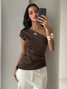 Aloruh 女款優雅咖啡棕色緞面襯衫，不對稱肩設計極簡主義上衣，商務休閒夜生活，夏季海灘穿搭，教師服裝 - 咖啡棕 - 查看 4