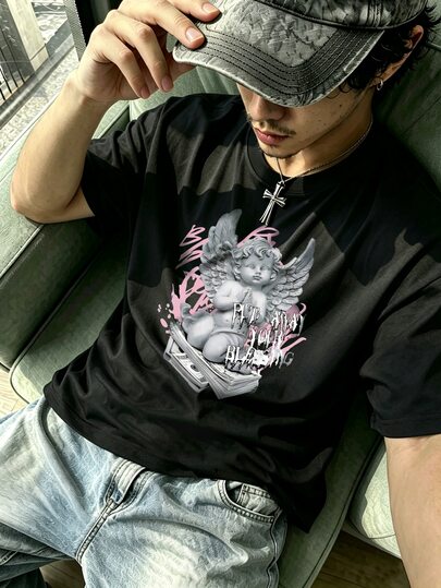 Resyla Men Kaos Pendek Grafiti Patung Malaikat Gaya Jalanan Amerika, Menampilkan Cetakan Patung Malaikat Berdoa dengan Tekstur Marmer, Unik dan Tak Tertandingi! Kaos Lengan Pendek dengan Cetakan Malaikat Grafiti, Pilihan Utama Streetwear Hip-Hop dengan Suasana Perpaduan yang Manis dan Keren. Cocok untuk Jalan-jalan di Jalanan, Festival Musik, dan Acara Lainnya, Unisex, Cocok Dipadukan dengan Jeans, Celana Kargo, dan Pakaian Lainnya.