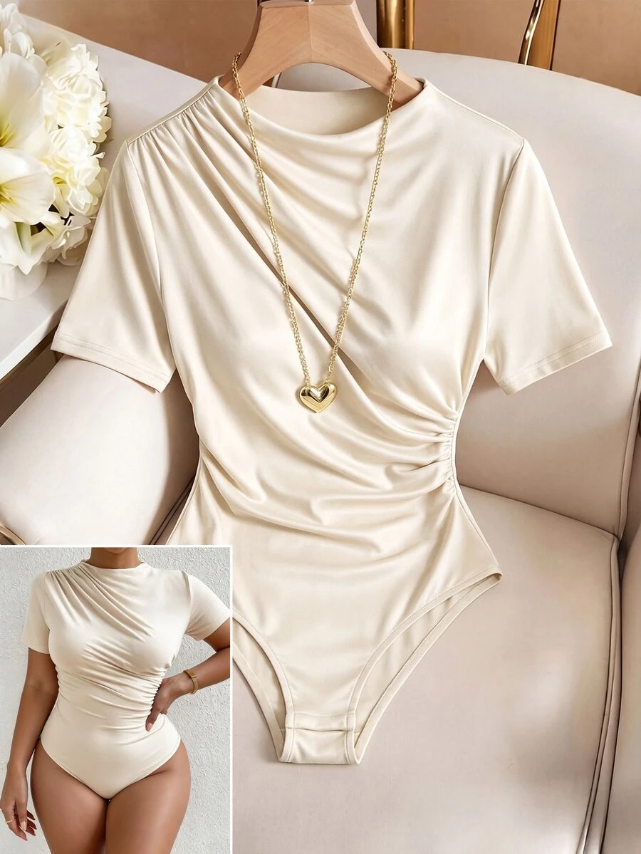 SHEIN Clasi 大尺碼女款夏季白色優雅秋季連身衣，不對稱抓皺設計圓領短袖彈性百搭上班日常穿搭 - 杏色 - 查看 1