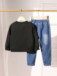 SHEIN Conjunto de ropa de 2 piezas para niños pequeños con sudadera negra de cuello redondo con gráfico de letra cruzada de California y jeans de mezclilla, conjunto de ropa de otoño - Negro - Ver 2