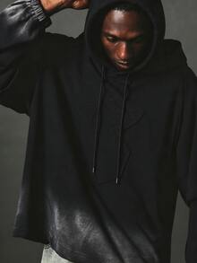 SUMWON Áo hoodie oversize vai trễ, họa tiết dập nổi cùng tông mặt trước, gấu áo wash, mũ oversize, món đồ thiết yếu cho mùa thu đông - màu đen - Xem 3