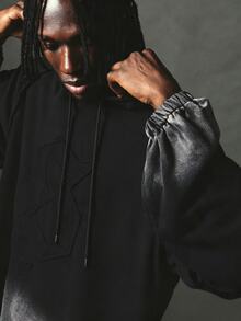 SUMWON Áo hoodie oversize vai trễ, họa tiết dập nổi cùng tông mặt trước, gấu áo wash, mũ oversize, món đồ thiết yếu cho mùa thu đông - màu đen - Xem 5
