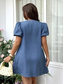 GalTyme Gaun Denim Lipit Lengan Pendek dengan Ikatan Depan untuk Wanita Ukuran Plus - Biru - View 2