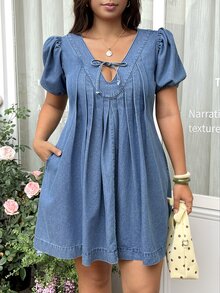 GalTyme Gaun Denim Lipit Lengan Pendek dengan Ikatan Depan untuk Wanita Ukuran Plus - Biru - View 1
