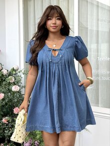 GalTyme Gaun Denim Lipit Lengan Pendek dengan Ikatan Depan untuk Wanita Ukuran Plus - Biru - View 3