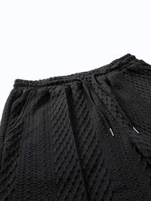 Manfinity Homme 男士針織提花紋理素色兩鈕扣黑色領 Polo 衫與長褲套裝 - 黑色 - 查看 7