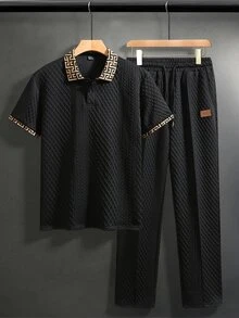 Manfinity Homme 男士針織提花紋理素色兩鈕扣黑色領 Polo 衫與長褲套裝 - 黑色 - 查看 3