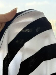 SHEIN 青少年女孩休閒學院風黑白條紋對比領拼接收腰T恤上衣 精緻小Logo刺繡裝飾 緞帶袖口 POLO衫 青少年女孩套裝 女孩上衣 返校穿搭 - 黑與白 - 查看 4