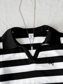SHEIN 青少年女孩休閒學院風黑白條紋對比領拼接收腰T恤上衣 精緻小Logo刺繡裝飾 緞帶袖口 POLO衫 青少年女孩套裝 女孩上衣 返校穿搭 - 黑與白 - 查看 6