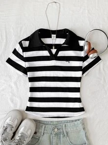 SHEIN 青少年女孩休閒學院風黑白條紋對比領拼接收腰T恤上衣 精緻小Logo刺繡裝飾 緞帶袖口 POLO衫 青少年女孩套裝 女孩上衣 返校穿搭 - 黑與白 - 查看 5