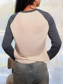 Nelanie Turli 休闲撞色插肩袖宽松透明面料字母印花 T 恤女式返校节秋冬卡其色开学第一天假期 BOHO - 彩色 - 查看 2