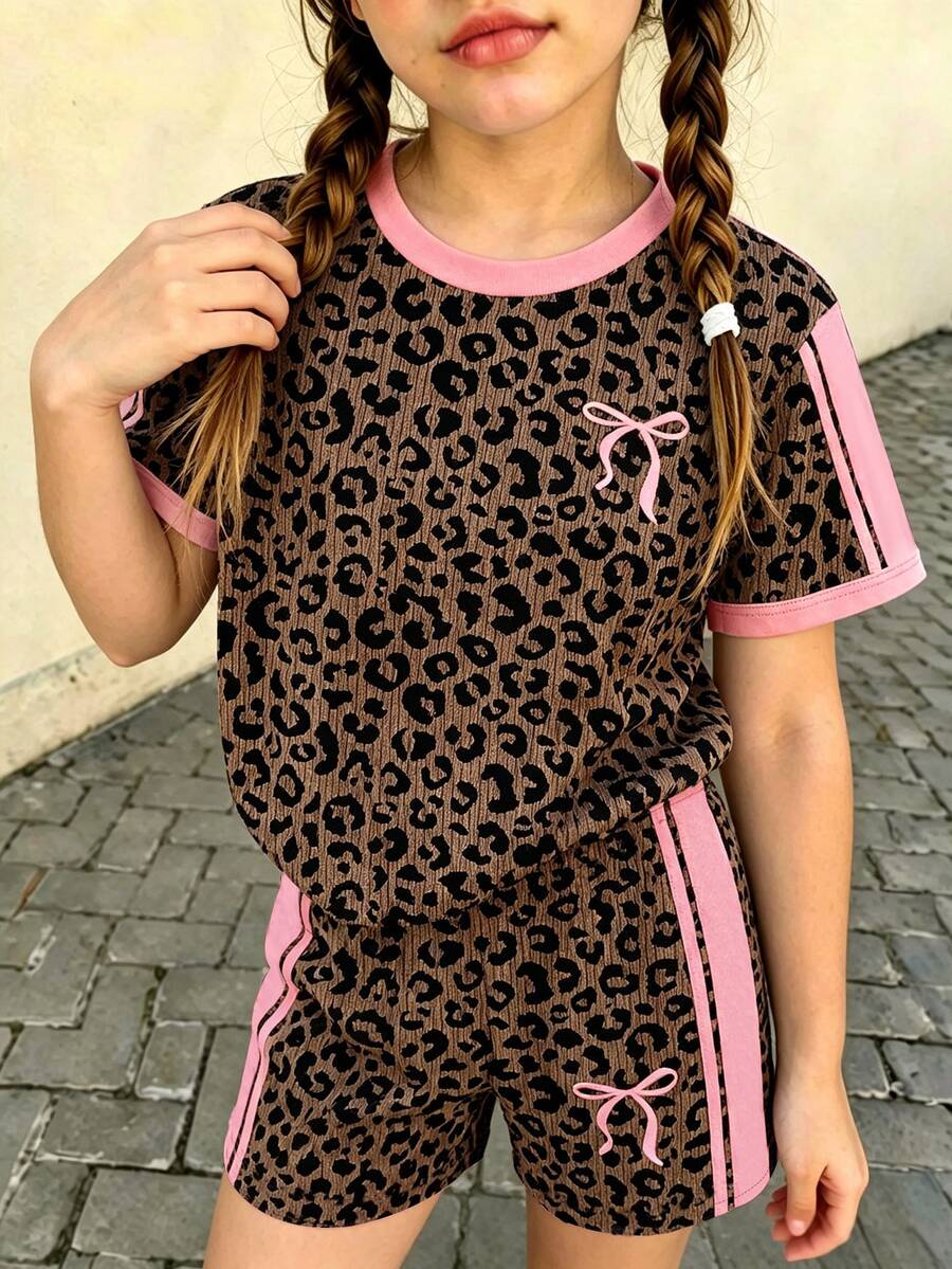 SHEIN Elladie kids [2件組]8-12歲女孩甜酷風粉色側邊縱條紋＋豹紋蝴蝶結短袖T恤搭配豹紋短褲套裝，輕便日常穿著／校園穿搭／休閒外出，春夏秋童裝 - 彩色 - 查看 1