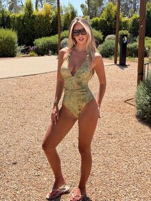 SHEIN Swim 春夏綠色V領金屬裝飾紋理布料掛脖綁帶連身女款泳衣 修身熱帶性感海灘度假派對穿搭 - 綠色 - 查看 7