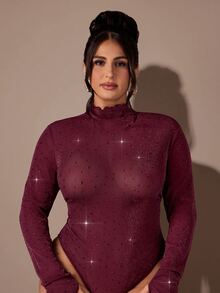 SHEIN BAE CURVE بودي سوت نسائي مقاس كبير باللون البرغندي مرصع بالراين ستون من الشبك شبه الشفاف بأكمام طويلة - عنابي اللون - مشاهدة 1