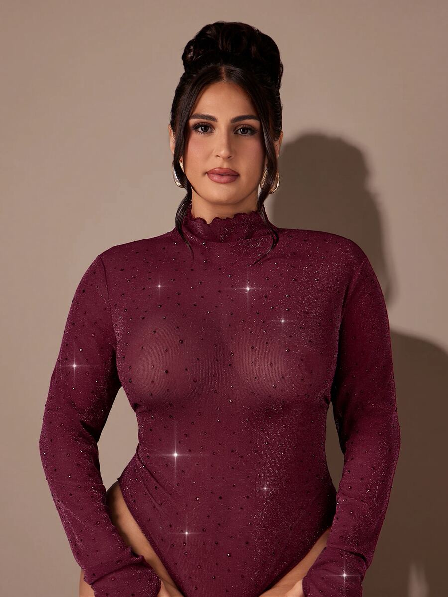 SHEIN BAE CURVE بودي سوت نسائي مقاس كبير باللون البرغندي مرصع بالراين ستون من الشبك شبه الشفاف بأكمام طويلة - عنابي اللون - مشاهدة 1