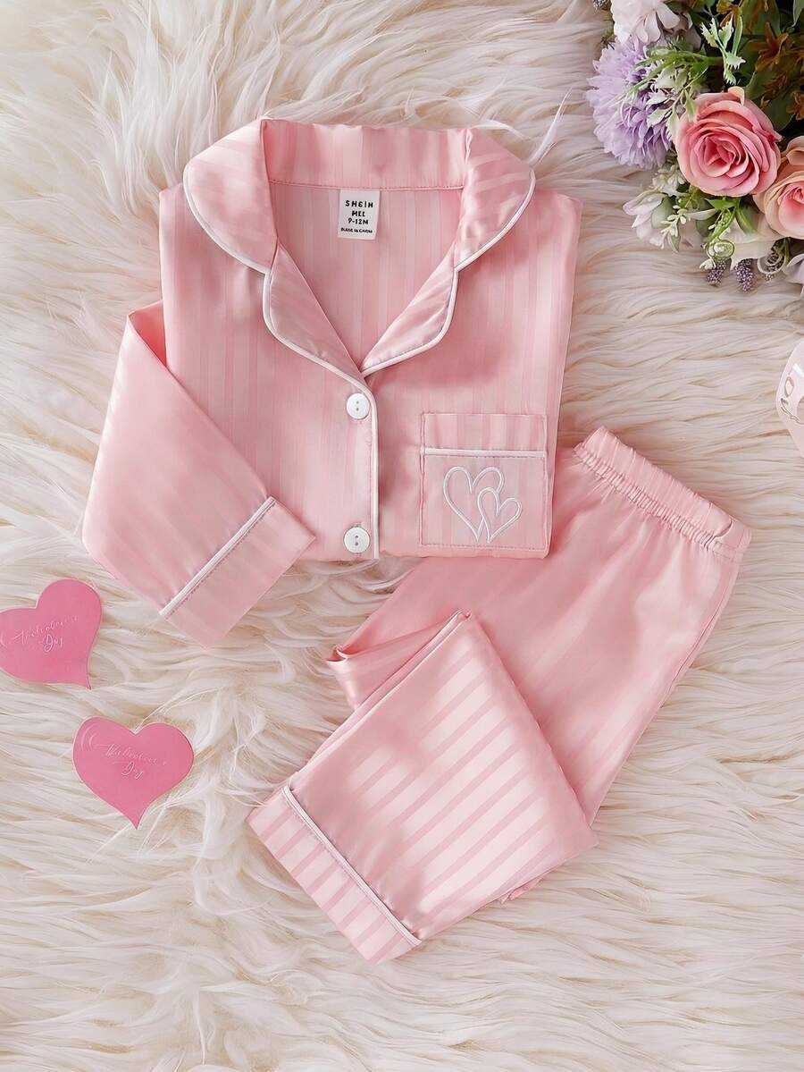 SHEIN 情人節女童幼兒軟綿舒適長袖開襟衫褲套裝，粉色條紋提花布料，愛心刺繡，秋冬季