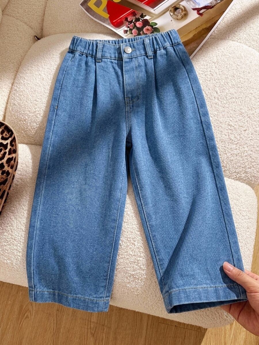 SHEIN Vintaside Kids 幼女休閒復古牛仔長褲，舒適可愛街頭風，中洗藍色，寬腿褲腳縫線設計，鬆緊腰頭，寬鬆版型，柔軟棉質牛仔布，適合日常穿著、開學季與校園場合
