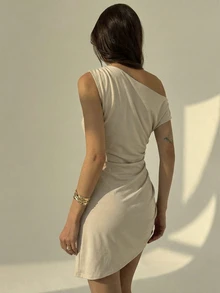 Aloruh 女士杏色单肩夏季连衣裙，性感别致的夜间外出夏季优雅斜肩短款喇叭裙，金属装饰A字下摆 - 米色 - 查看 7