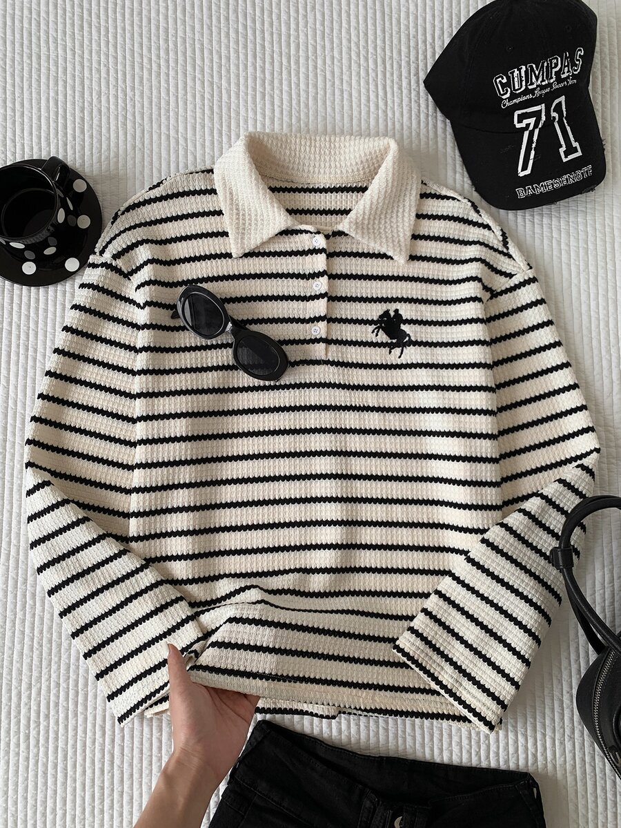 Comfortcana Kaos Lengan Panjang Kasual Wanita Motif Garis-Garis Bergambar Ksatria untuk Pemakaian Sehari-hari - Hitam dan Putih - View 1
