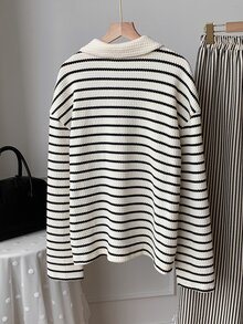 Comfortcana Kaos Lengan Panjang Kasual Wanita Motif Garis-Garis Bergambar Ksatria untuk Pemakaian Sehari-hari - Hitam dan Putih - View 2