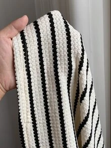 Comfortcana Kaos Lengan Panjang Kasual Wanita Motif Garis-Garis Bergambar Ksatria untuk Pemakaian Sehari-hari - Hitam dan Putih - View 6