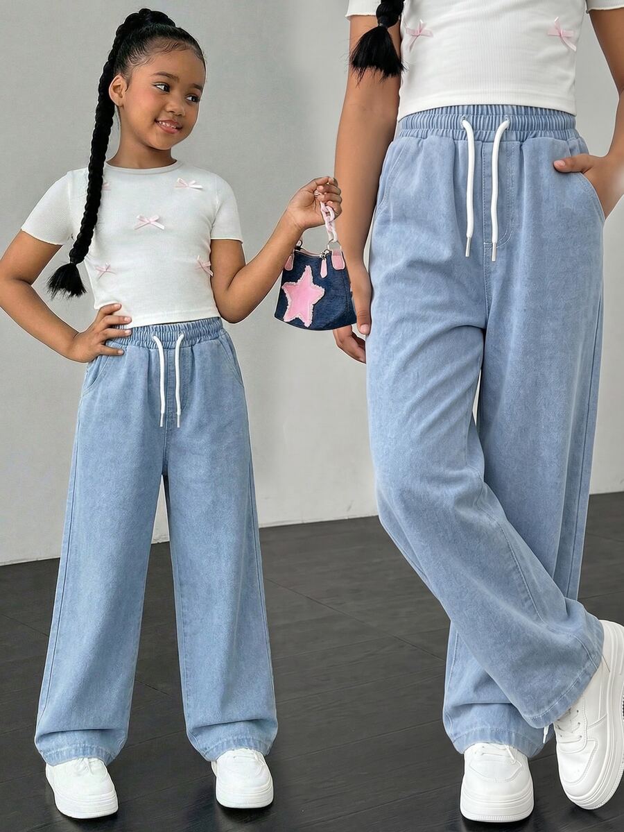 SHEIN Tween女孩淺色水洗休閒寬鬆牛仔長褲，舒適休閒度假大學風推薦！舒適淺色水洗藍牛仔布料，彈性腰帶抽繩設計＋高腰修身，完美貼合小Tween女孩，打造時尚長腿視覺效果。無論是日常出遊、校園休閒、開學季、旅行度假漫步等，都能化身活力街頭時尚達人！