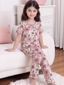 SHEIN Playful Pals 女童睡衣 春夏四季通用 可愛甜美小蜜蜂、草莓、小碎花圖案組合印花 波浪下擺設計 圓領短袖套頭上衣與長褲 2件套居家休閒服 1套 - 彩色 - 查看 5