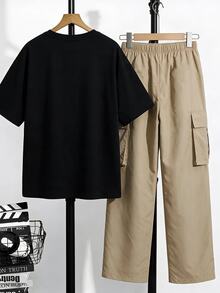 SHEIN 两件套男童简约小写字母撞色纹理深灰色短袖T恤搭配乳白色工装裤套装，休闲学院风，舒适时尚，简约实用，百搭柔软面料，适合日常穿着，适合上学，适合旅行，适合户外运动，适合春、夏、秋、冬四季。 - 彩色 - 查看 2