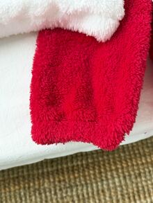 SHEIN 2件組秋冬女嬰奶油色珊瑚絨連帽上衣搭配紅色收口長褲，胸前3D毛巾刺繡草莓圖案，柔軟加厚雙面絨布親膚，寬鬆落肩設計，甜美女孩風，適合日常穿著、上學與拍照 - 紅色 - 查看 4