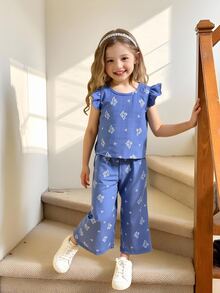 Elladie kids 女童春夏休闲简约韩版两件套。采用编织花卉印花纹理面料。白色无袖圆领上衣，后背纽扣开襟设计，搭配同色系休闲裤。适合年轻女孩，韩版简约风格，可爱又淑女，适合日常、上学、外出、度假等休闲场合穿着。春夏套装，女童服装，女童套装，女童夏季套装，女童配套套装。夏季服装。柔软舒适。 - 藍色 - 查看 8