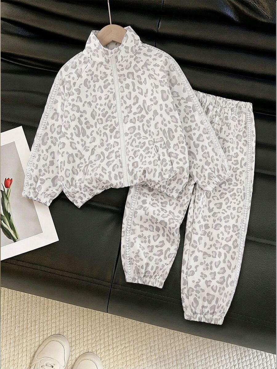 SHEIN 2件組女童幼兒春秋新款時尚豹紋愛心編織帶立領拉鍊夾克與錐形長褲套裝，可愛甜美酷感，適合返校、外出與日常穿著