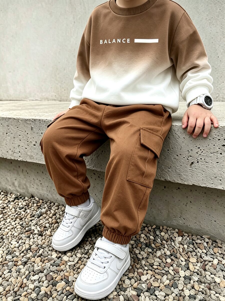 SHEIN 小男孩時尚簡約漸層滿版印花設計,英文標語印花圓領衛衣與工裝褲套裝,適合假期聚會與派對,舒適易穿,夏季必備休閒穿搭,街頭風,開學季,戶外野餐,街頭攝影,校園,假期,禮物用途 - 彩色 - 查看 1
