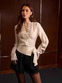 MOTF PREMIUM Blus Wanita Modis dengan Hiasan Renda dan Potongan Pinggiran Asimetris - Krem - View 1