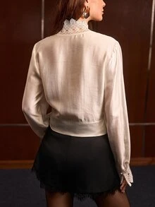 MOTF PREMIUM Blus Wanita Modis dengan Hiasan Renda dan Potongan Pinggiran Asimetris - Krem - View 4