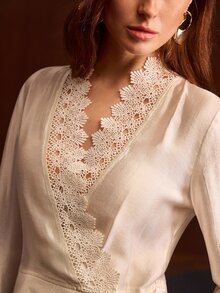 MOTF PREMIUM Blus Wanita Modis dengan Hiasan Renda dan Potongan Pinggiran Asimetris - Krem - View 3