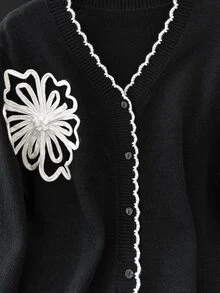 GlowEve CURVE Cardigan Wanita Ukuran Besar Elegan Musim Gugur/Musim Dingin Gaya Prancis Romantis dengan Blok Warna, Motif Bunga 3D, dan Hiasan Ruffle Kontras, Cocok untuk Pakaian Sehari-hari, Kantor, dan Formal, Warna Hitam - Hitam dan Putih - View 5
