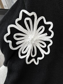 GlowEve CURVE Cardigan Wanita Ukuran Besar Elegan Musim Gugur/Musim Dingin Gaya Prancis Romantis dengan Blok Warna, Motif Bunga 3D, dan Hiasan Ruffle Kontras, Cocok untuk Pakaian Sehari-hari, Kantor, dan Formal, Warna Hitam - Hitam dan Putih - View 6