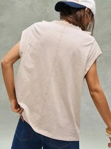 Bohemela 女士休闲舒适户外波西米亚西部乡村音乐节复古字母图案蕾丝刺绣拼接V领宽松T恤，夏季上衣，基础款，非常适合休闲外出、女生聚会、音乐节、派对、叠穿或居家休闲穿着。自由休闲风格 - 杏色 - 查看 6