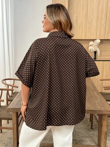 SHEIN CURVE+ 大尺碼女款波點印花短袖單排扣休閒1960年代風長版襯衫，適合早午餐、晚餐與夏季穿著 - 彩色 - 查看 2